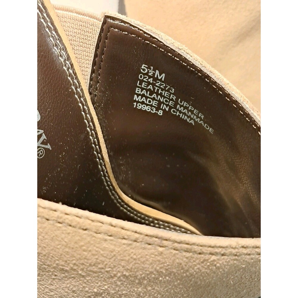 St. John's Bay Tan Brown Slip On Suede Mules 2.5" Heel Barely Worn Size 5.5M - Picture 2 of 8